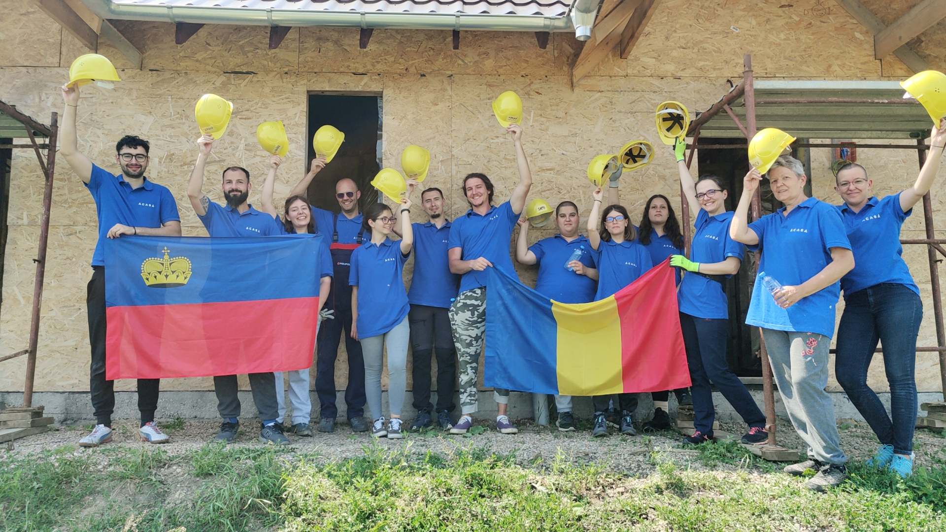 300 de voluntari au construit locuinte sociale la Cluj